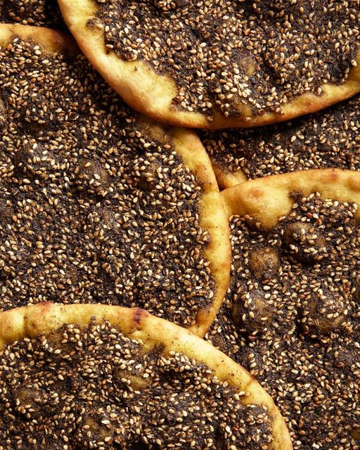 Pão pita coberto com Zaatar, uma tradicional receita libanesa muito...