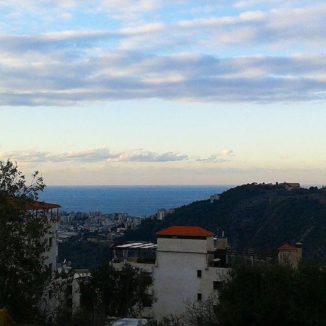 Quand  la mer touche le sommet cloudysky bluewaters mediterraneansea