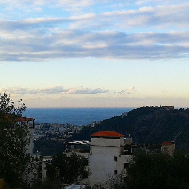 Quand  la mer touche le sommet cloudysky bluewaters mediterraneansea