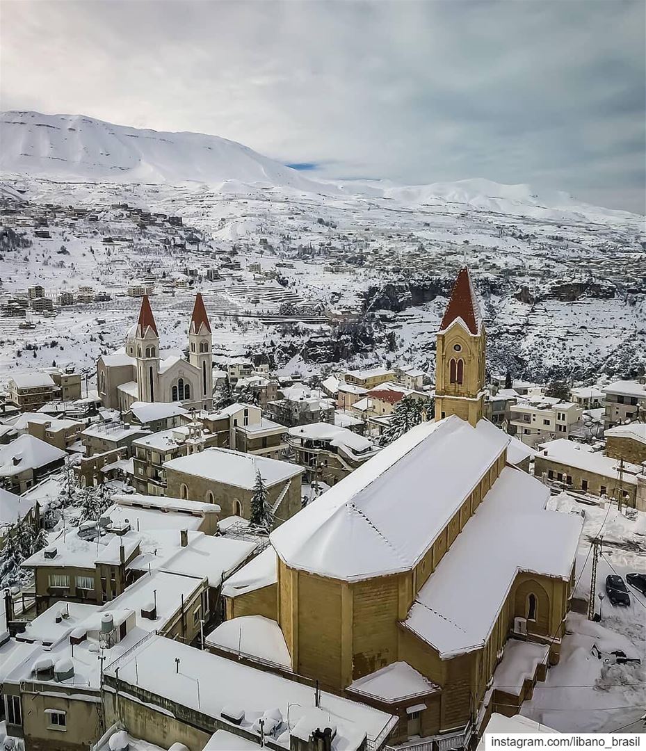 🇱🇧🇧🇷 Que bela foto do vilarejo cristão maronita de Bcharre abaixo de... (Bcharré, Liban-Nord, Lebanon)
