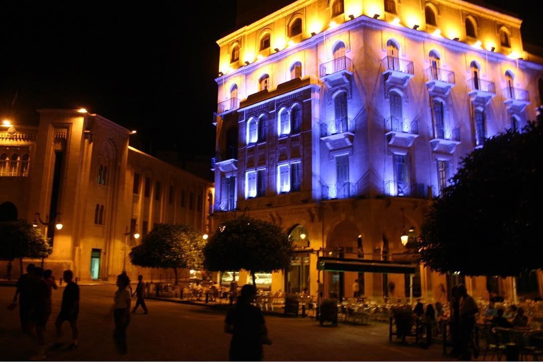 Que tal esta linda foto do centro de Beirute à noite para terminar a... (Downtown Beirut)