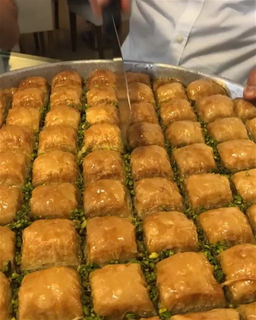 Que tal um irresistível baklava de pistache para a sobremesa de hoje? 🇱🇧...