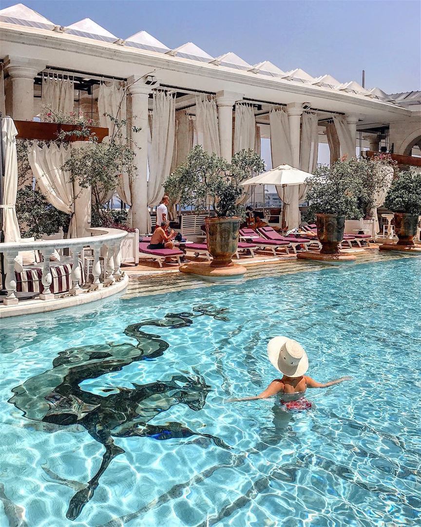 Quem gostaria de curtir a sexta-feira na lendária piscina do clássico... (Phoenicia Hotel Beirut)