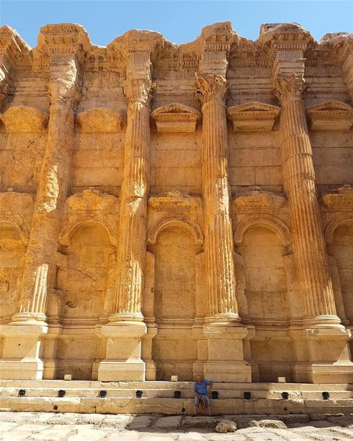 Quer conferir mais detalhes do Templo de Bacchus, em Baalbeck? Veja o... (Temple of Bacchus)