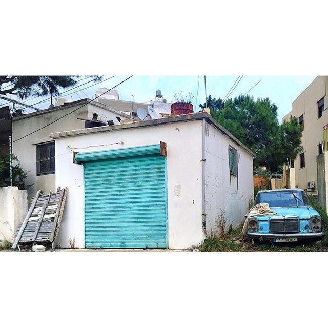 Quiet neighborhood strolls interrupted by a scene from the past (Majdalyun, Liban-Sud, Lebanon)