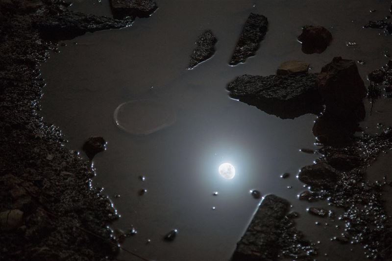 R E F L E C T I O N S......... moon  moonlight  reflection ... (Chouf)