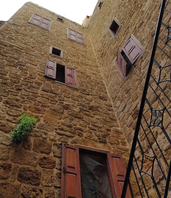 Random Window Facade• ptk_lebanon  super_lebanon  hd_lebanon  ig_lebanon... (Saïda, Al Janub, Lebanon)