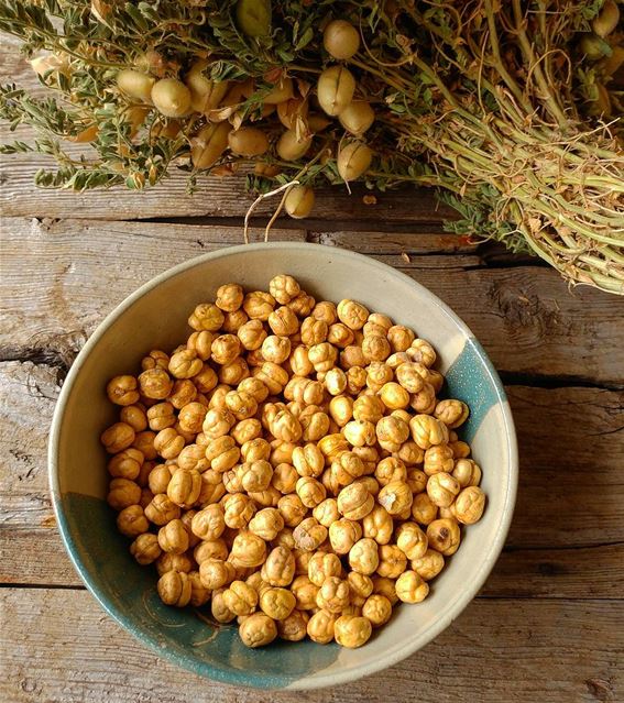 Raw and roasted chickpeas.  chickpeas  roastedchickpeas  legumes ... (Dayr Al Qamar, Mont-Liban, Lebanon)