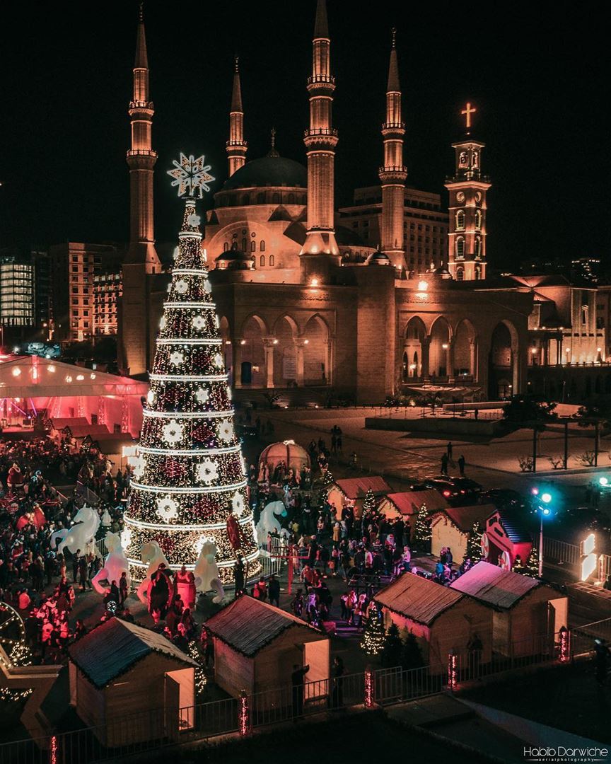 🇱🇧🇧🇷 Recebi esta foto da árvore de Natal de Beirute, tirada pelo @habib (Downtown Beirut)