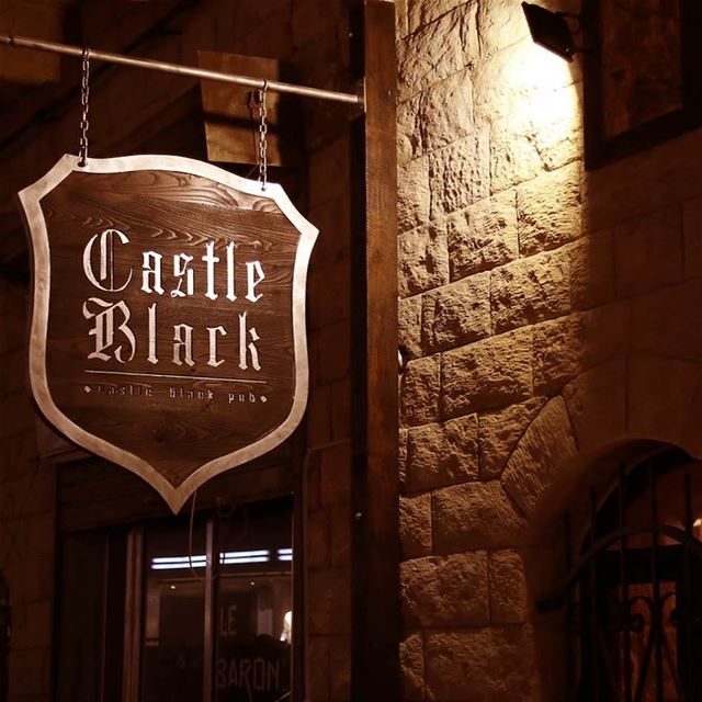 Recentemente, um pub temático do Game of Thrones foi aberto no Líbano. O... (Castle Black)