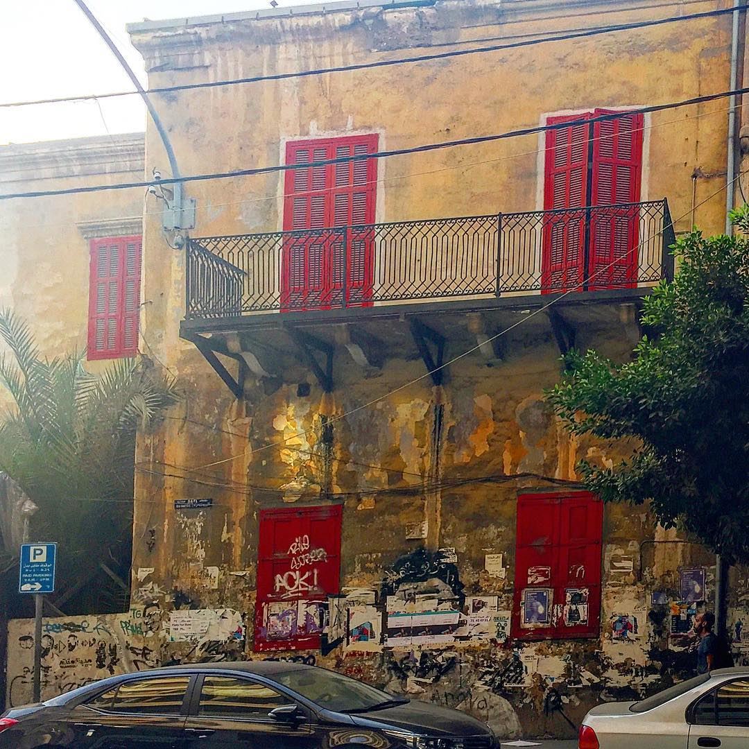 Red on hamra street /  شبابيك حمرا بالحمرا... (Hamra street , Beirut - شارع الحمرا ، بيروت)