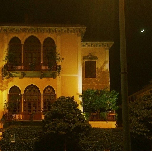 Regarder chaque soir la lune même si on est devenu grand...et se rappeler... (Beirut, Lebanon)