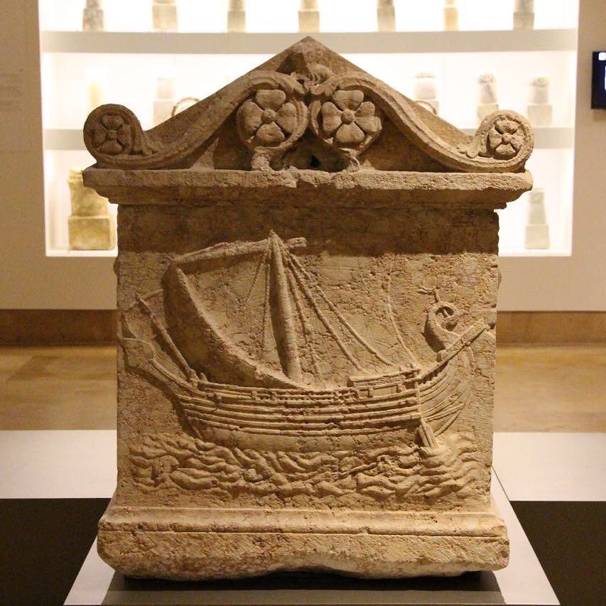 🇱🇧 Relevo de um barco fenício em um sarcófago exposto no Museu Nacional... (National Museum of Beirut)