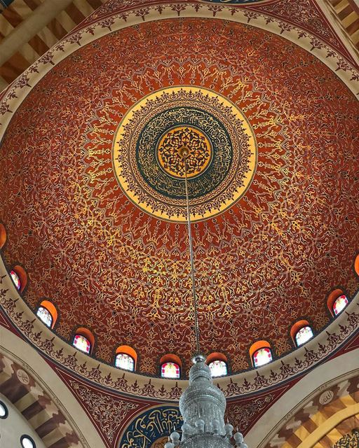 Ricos em detalhes, os desenhos feitos à mão no teto da maior mesquita do Lí (Mohammad Al-Amin Mosque)