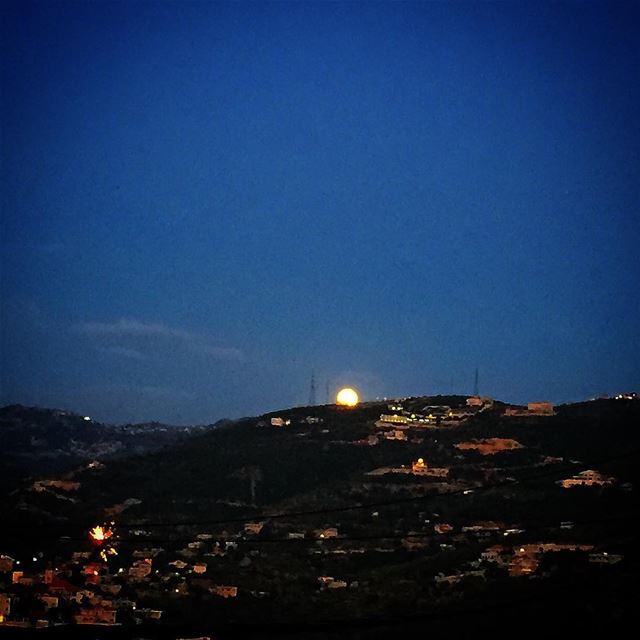 " Rising Of The Moon..." instapic instalike instaphoto instamoon instarise... (Chabtin Batroun)