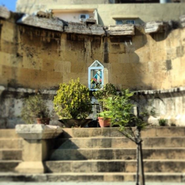 Roadside prayer-stop  beirut  lebanon  christ  statue  religion  road ...