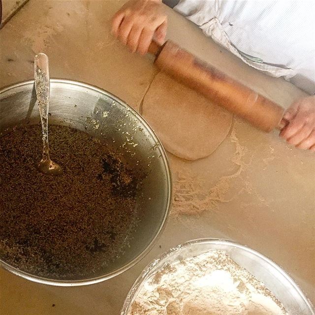 Roll roll roll the dough 🎶 منقوشة و فنجان شاي بهالبردات... (Beirut, Lebanon)