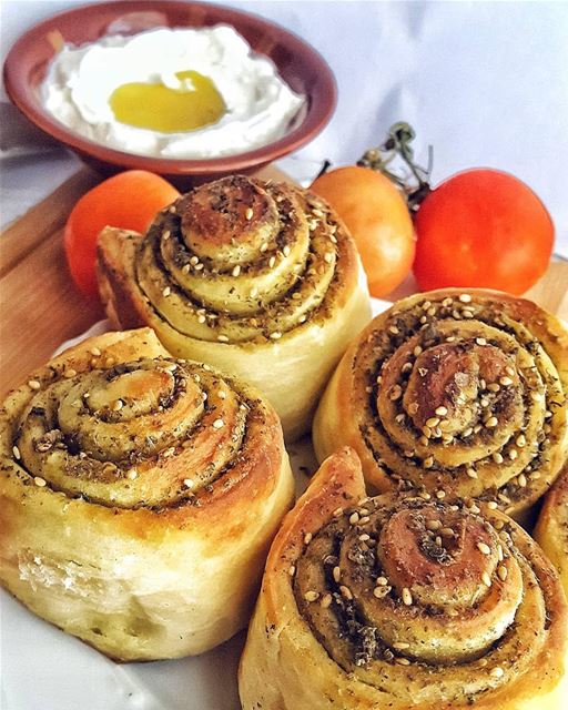 Rolls de Zaatar para o café da manhã. Servidos? Foto de @ghinasbakings 🇱🇧