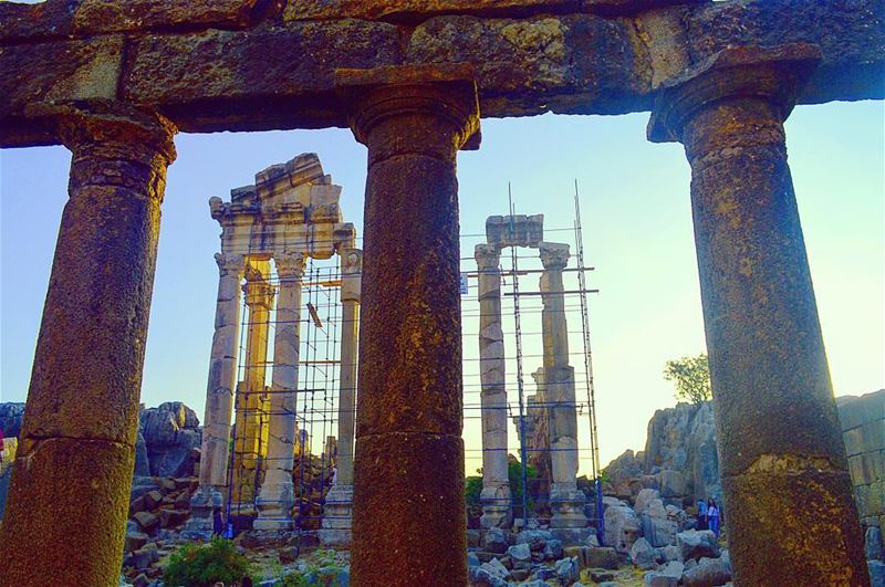  romancolumns  columns  romantemple  roman  heritage  lebanon ... (قلعة فقرا الأثرية)