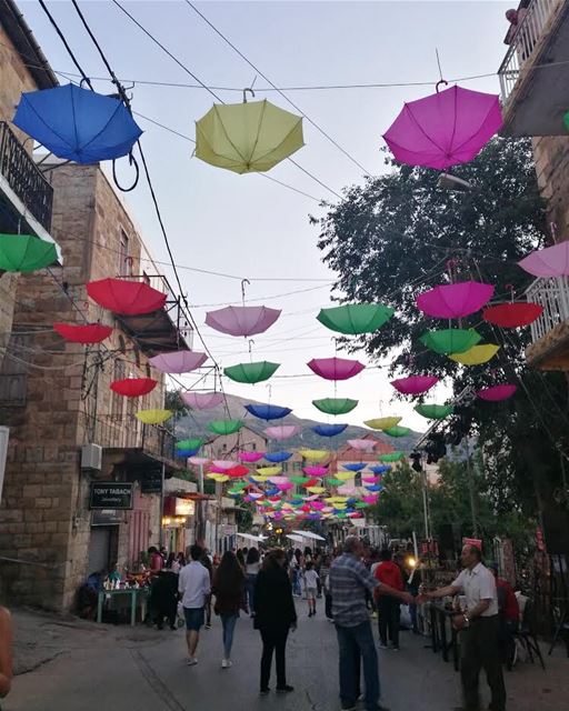 Rua decorada no vilarejo de Hasroun, fotografada por @jimjim2984. Hasroun... (Hasroun)