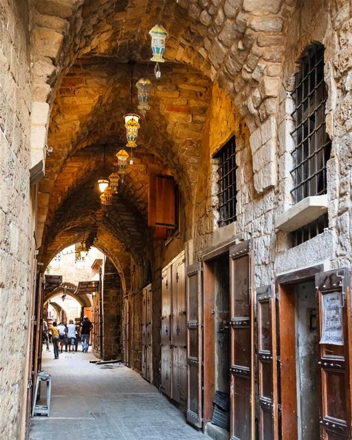 Rua estreita e pitoresca na cidade velha de Sidon, onde Jesus pregou... (Old Saida Souks)