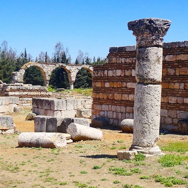 ruin ruines oldstonewalls history archleb architectureheritage (Anjar, Lebanon)