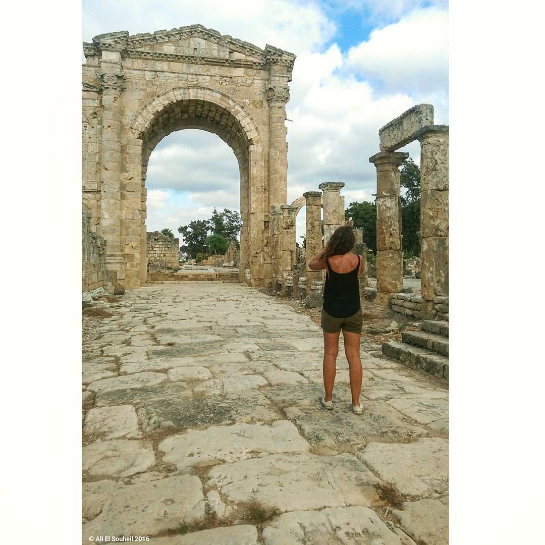  ruins  tyre  weekend  southlebanon  arch  dutch  friend  tourist  summer ... (Ruins of Tyre)