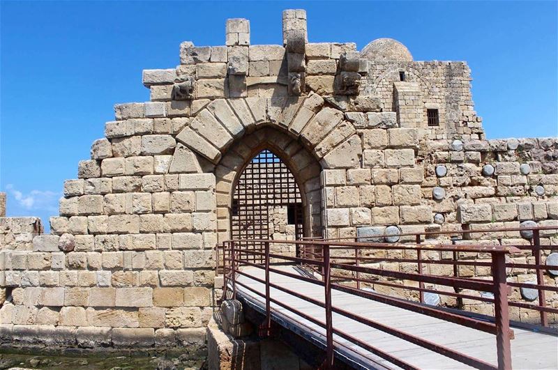  saidacastle  sidonseacastle  prominent architecture  temple meetthemoment... (Saïda, Al Janub, Lebanon)