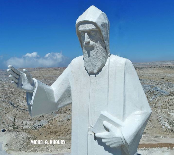 Saint Charbel ❤رفع اكبر تمثال للقديس شربل - تلة الصليب فاريا......