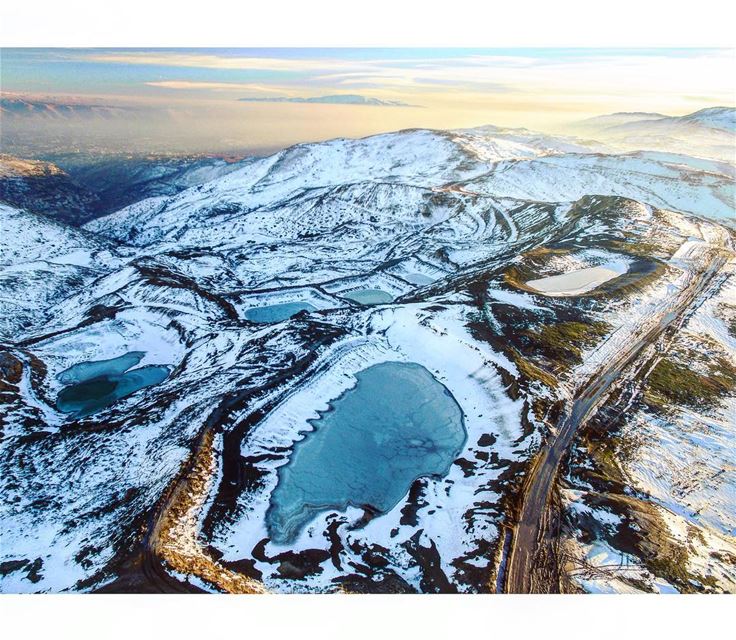 Santa is coming your way across those mountains.Merry Christmas y'all!📍S (Mount Sannine)