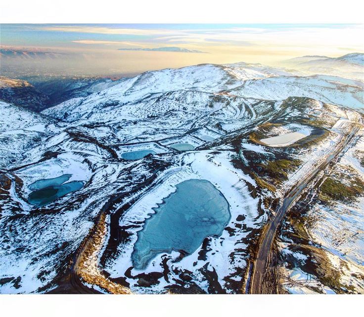 Santa is coming your way across those mountains.Merry Christmas y'all!📍S (Mount Sannine)