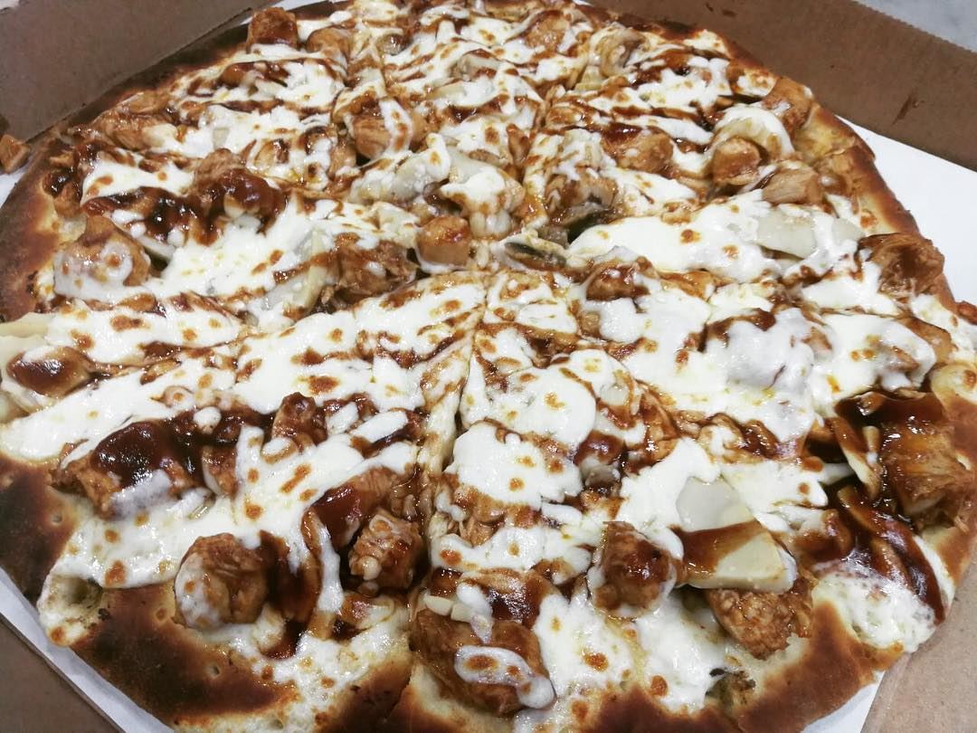 Satisfy your cravings with chicken B.B.Q Pizza!!!📍@ rashetsomsom🍕🍗🍕🍗� (Rashet somsom - رشة سمسم)