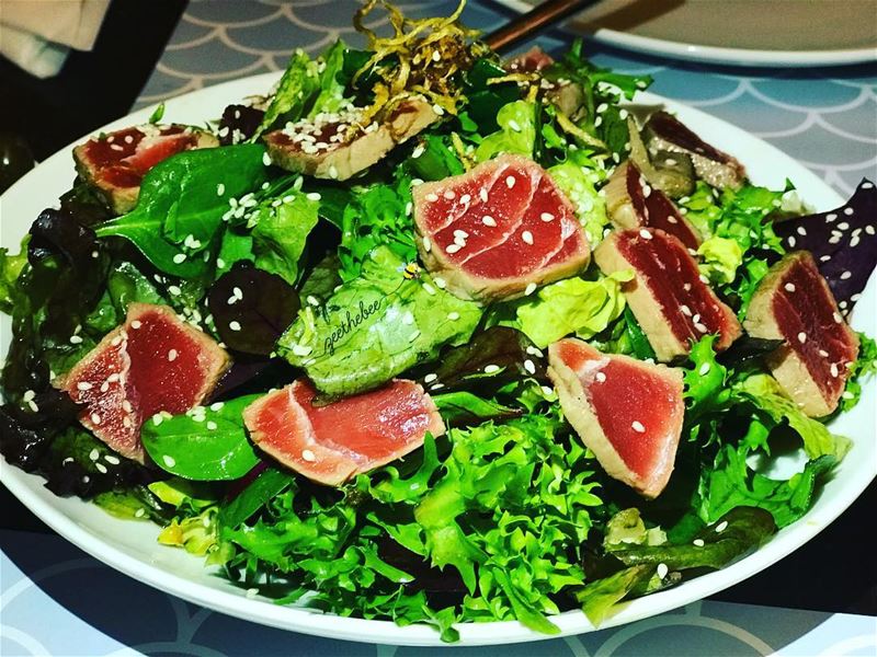Seared tuna salad in sesame teriyaki sauce 😋.. searedtuna  tuna  salad... (Batroûn)