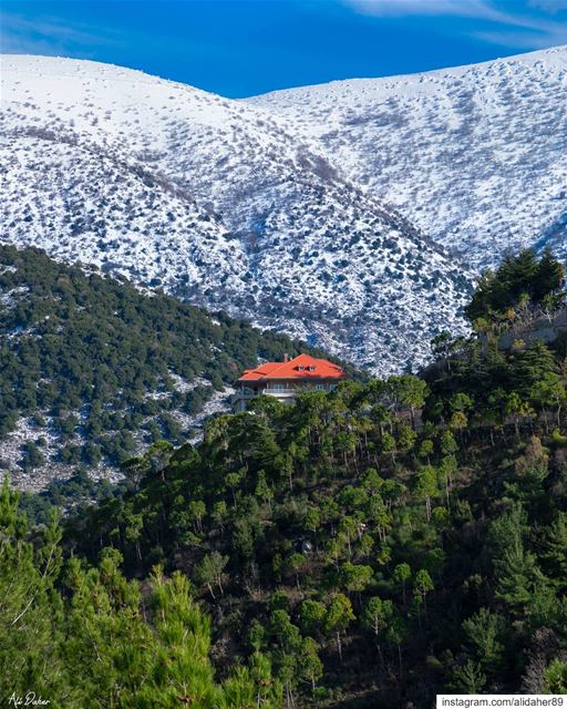 Serenity ❄🏠.... snow mountain paradise watershot landscape... (Niha Fort)