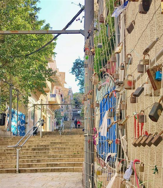 Set me free...Good Morning 😀👋🏻💙By @buddcorp  Gemmayze  Beirut  Liban ... (درج مار نقولا الجمّيزة)