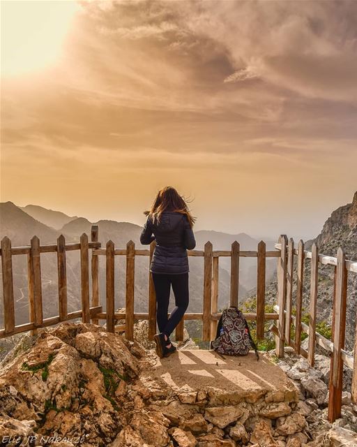 She's on the right balcony with that perfect view... nikon  photography... (Arz Tannoûrîne)