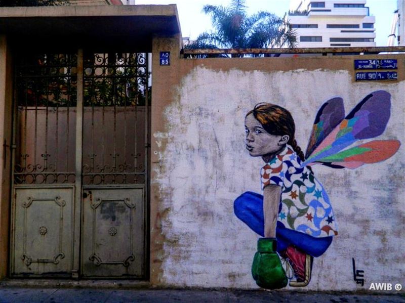 Shhh🙅 good  evening  girl  butterfly  door  silence  streetphotography ... (Hamra, Beyrouth, Lebanon)