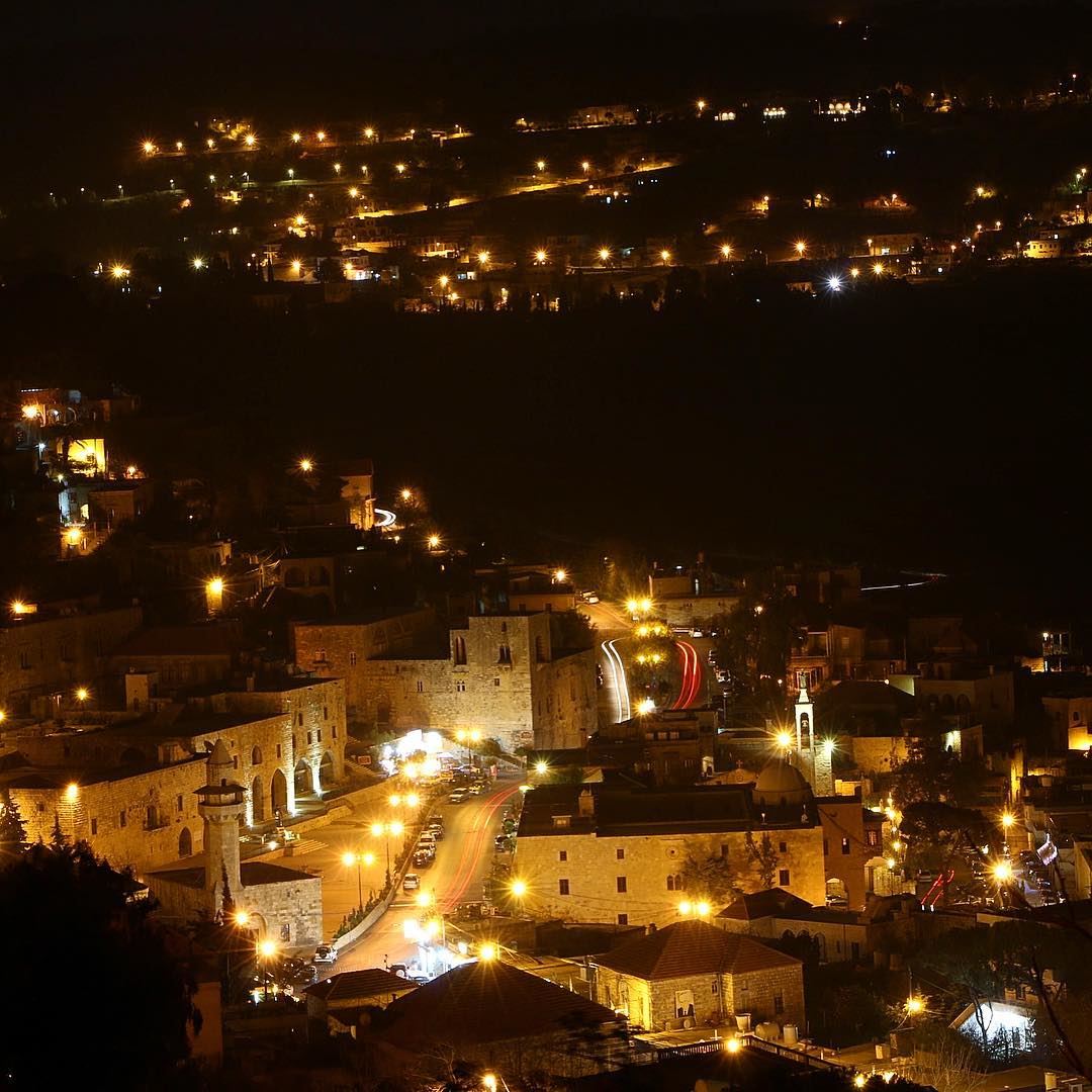 Shine bright like a diamond 🌃.... night nightphotography bright... (Dayr Al Qamar, Mont-Liban, Lebanon)