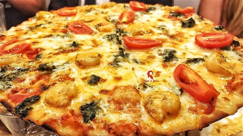 Shrimp pizza 🍕 🍤 .-------------------------📍 @zadzaman .-------------