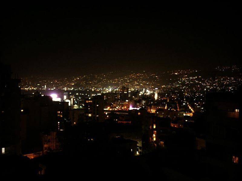  silent  night  dark  cold  weather  black  sky  lights  buildings ... (Hôpital Libanais Geitaoui - CHU)