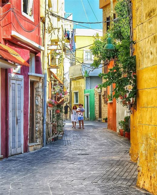 Simple alleys yet spectacular!Tuesday In @TyrePage streets ❤💛By @nidal.m (Soûr, Al Janub, Lebanon)