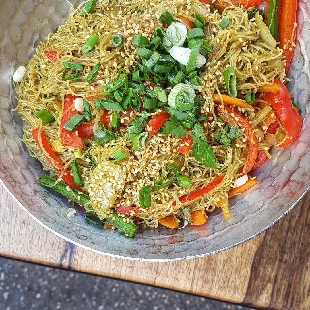 Singapore Noodles 🍜 Packed with veggies and tasty flavors!... beirut ... (Jaï)