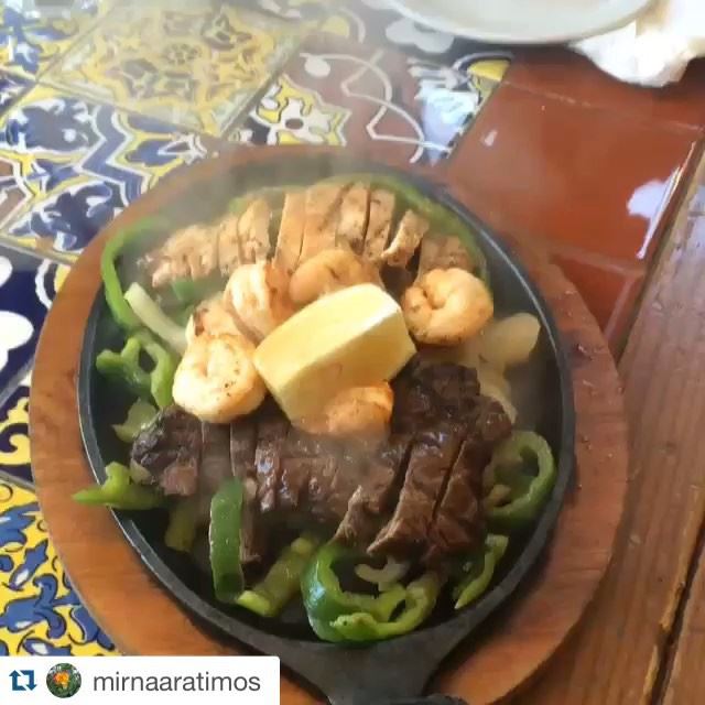 Sizzling fajitas .....tortillas, caramelized onions, guacamole, jalapeño .... Who could resist...!!! Repost @mirnaaratimos  (Chili's Beirut)