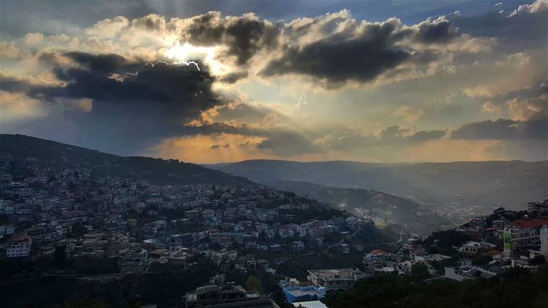  sky  wintersky  sunset  hasbaya  sunsetlovers  hasbaya_pictures ... (Hasbayya, Al Janub, Lebanon)