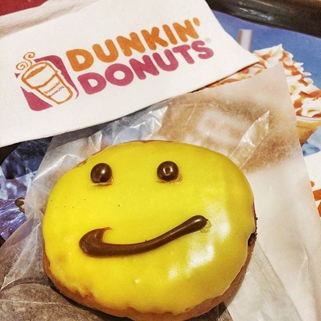 Smile like me, because after eating me you can't smile!!! you start thinks that on Monday i need to start again  my Diet 😂😂😂 (Dunkin' Donuts)