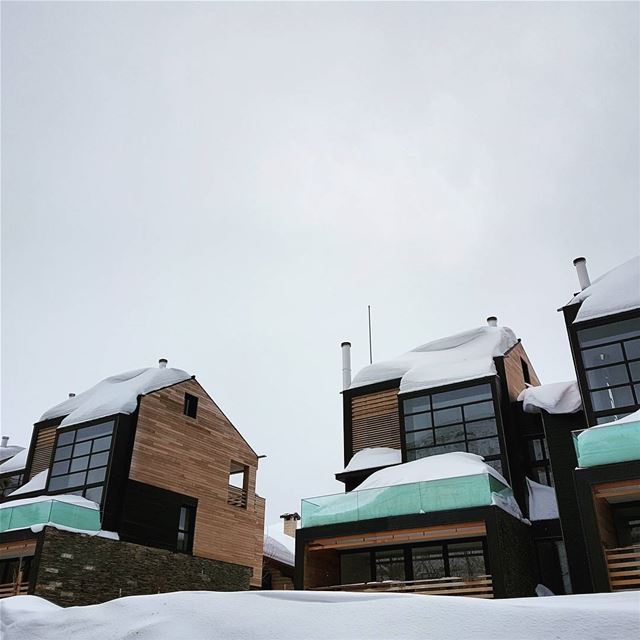 Snowy balconies 🌨❄  lebanon  faraya  kfardebian  mzaar  snow  snowy  home... (Mzaar Kfardebian)