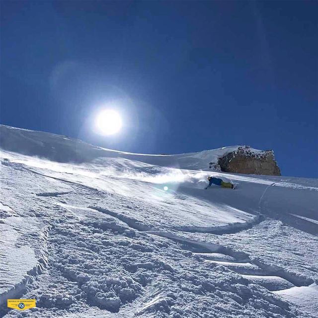 Some carving madness.  eurocarve  republicofsnowboarding  rosthehouse ... (Mzaar Kfardebian Ski Resort)