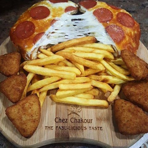 Some comfort food to get you through the winter 🙈 Would you try this ???🍔🍕🍟🍔🍕🍟 (Chez Chakour)