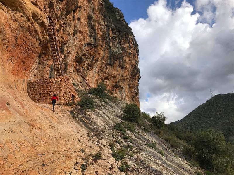 Some people dream, others live the outdoors‼️................. (Cliff Mountain)