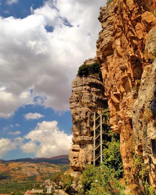 Spectacular Morning from @liveloveakoura ⛰🏞  lebanonuntravelled @beirut.li (Akoura, Mont-Liban, Lebanon)